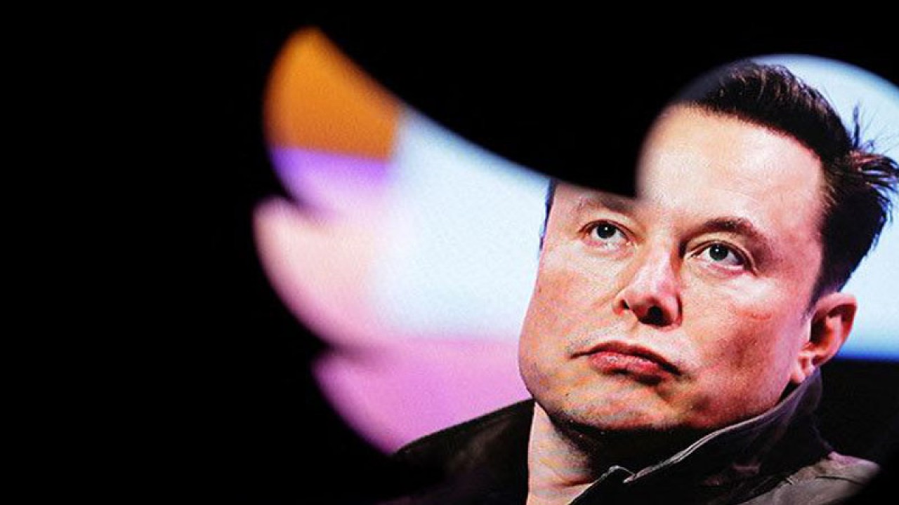 Foto Elon Musk terlihat melalui logo Twitter dalam ilustrasi yang diambil Jumat (28/10/2022). ANTARA/REUTERS/Dado Ruvic/am.
