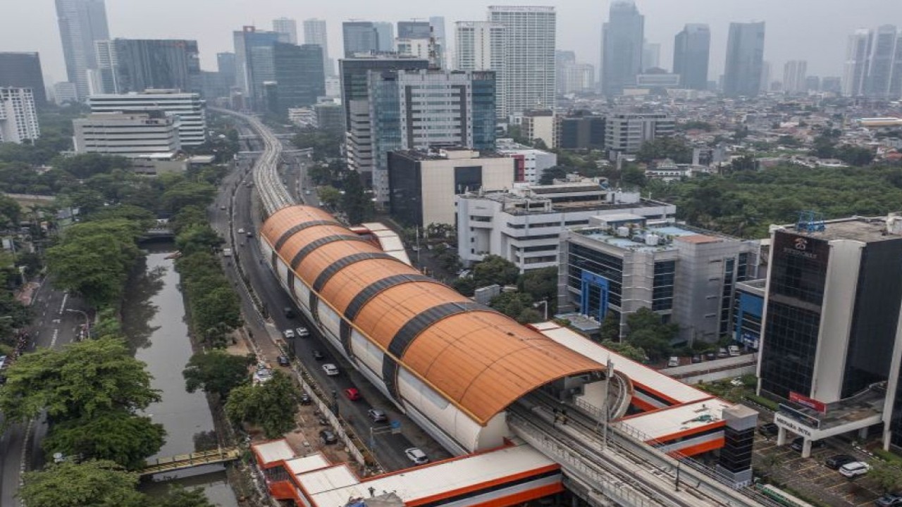 Foto udara suasana pembangunan proyek LRT (Light Rail Transit) JABODEBEK di kawasan Kuningan, Jakarta, Kamis (22/9/2022). ANTARA FOTO/Galih Pradipta/foc.