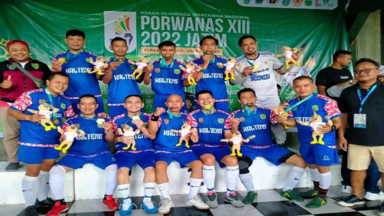 Prosesi pengalungan medali emas terhadap tim futsal Kalteng pada Porwanas XIII di Malang, Jawa Timur, Jumat (25/11/2022).ANTARA/Dokumentasi Pribadi