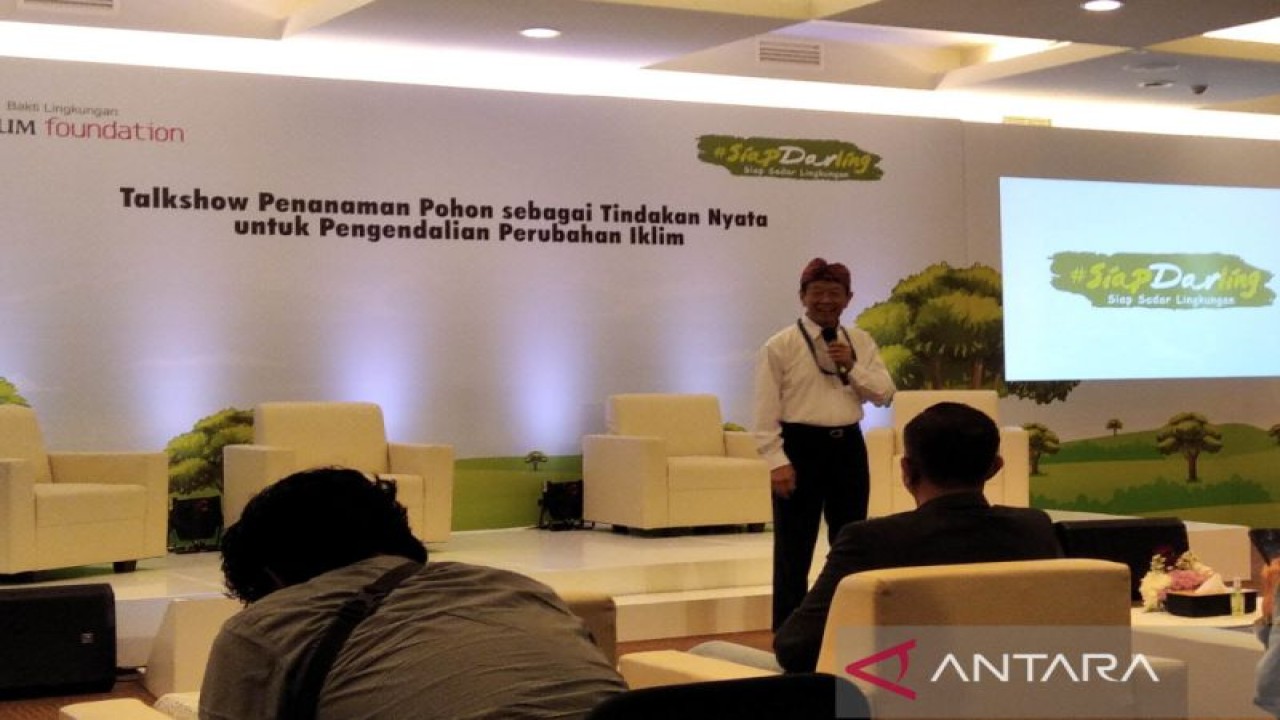 Vice President Director Djarum Foundation F.X. Supanji dalam dialog dan lokakarya bersama pegiat lingkungan dan media ke Pusat Pembibitan Tanaman (PPT) BLDF di Kudus, Rabu (23/11/2022). ANTARA/Akhmad Nazaruddin Lathif