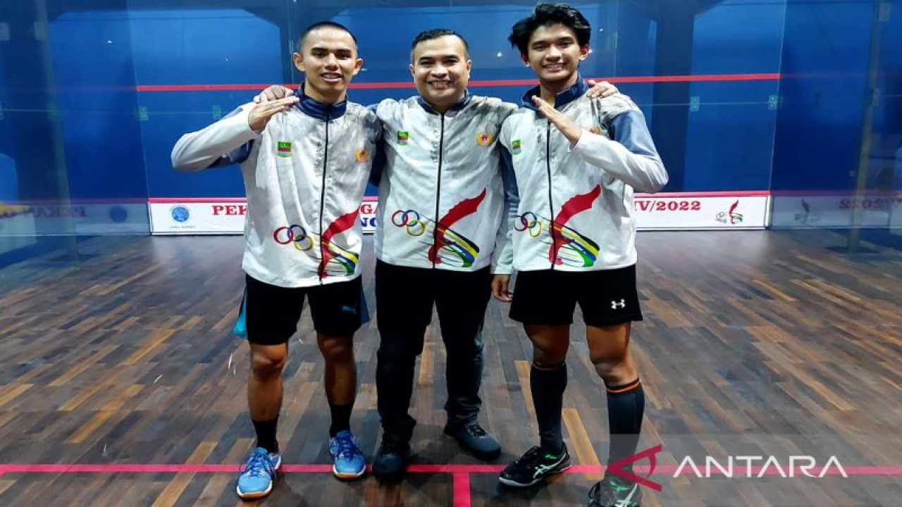 Atlet squash ganda putra Kabupaten Bekasi bersama pelatih usai sukses mempersembahkan medali emas Porprov XIV Jawa Barat 2022 di Siliwangi Squash Center, Kota Bandung, Selasa. (ANTARA/Pradita Kurniawan Syah).