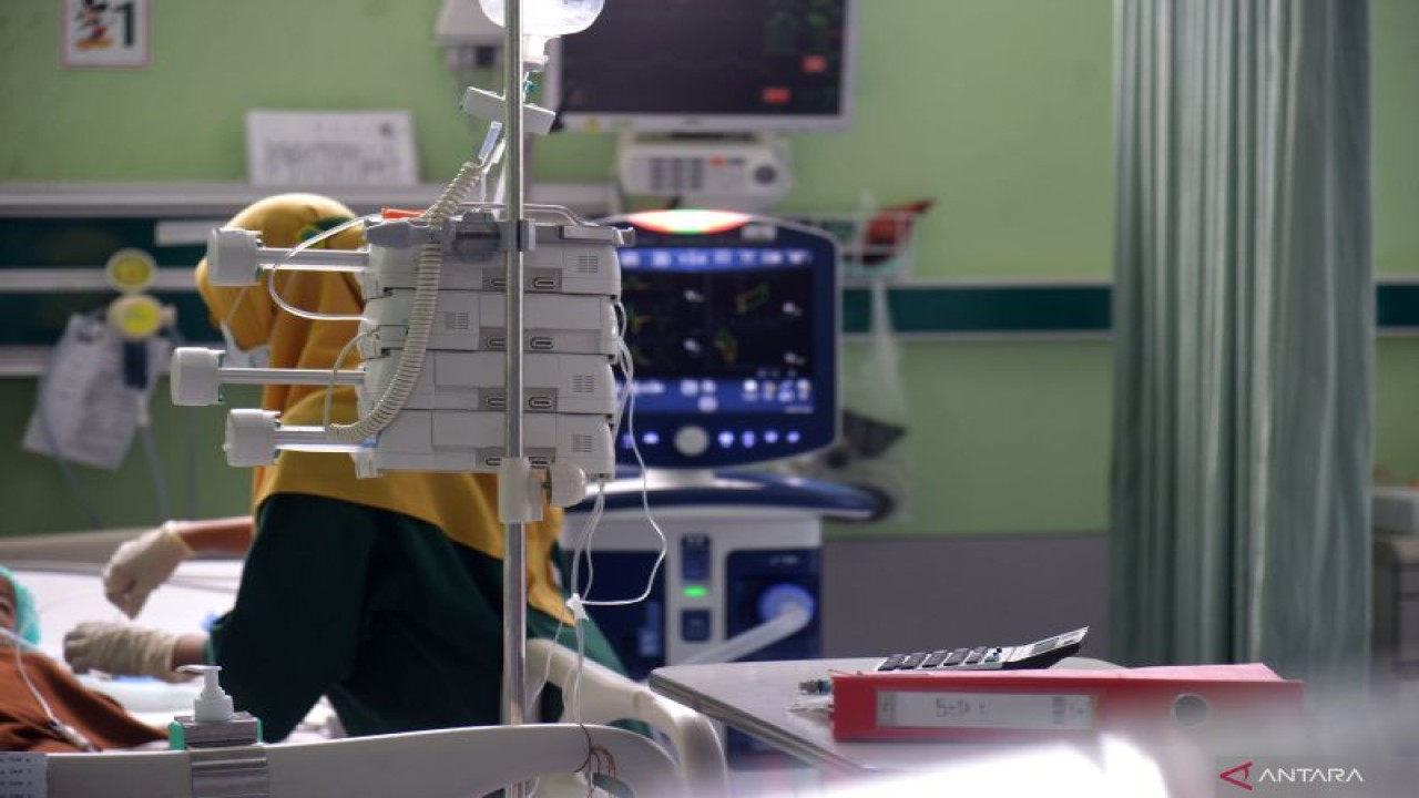 Arsip Foto. Dokter mengecek kondisi pasien anak yang mengalami gangguan ginjal akut di Ruang Pediatric Intensive Care Unit (PICU) Rumah Sakit Umum Daerah Zainal Abidin, Banda Aceh, Aceh, Jumat (21/10/2022).(ANTARA FOTO/AMPELSA)