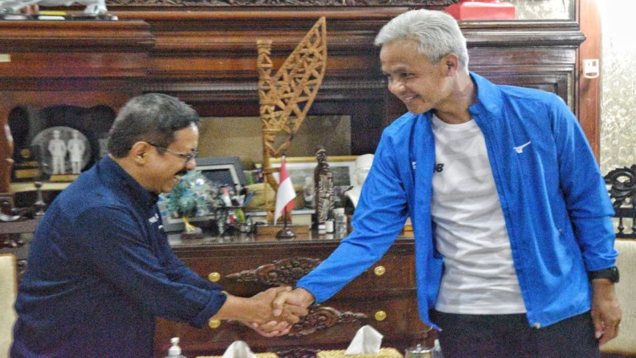 Ketua PWI Jateng Amir Machmud NS dan Gubernur Jawa Tengah Ganjar Pranowo. (ANTARA/HO-PWI Jateng)