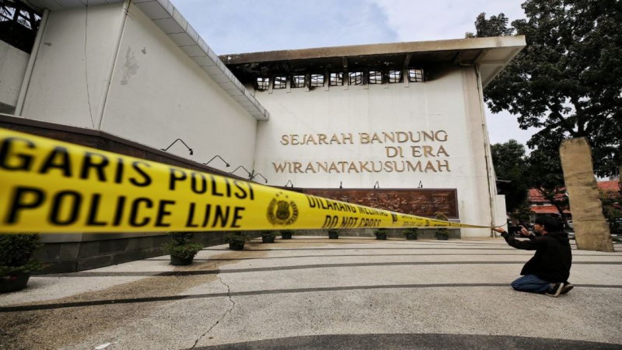Garis polisi dipasang di Gedung Bappelitbang, Balai Kota Bandung, Jawa Barat. ANTARA/HO-Humas Pemkot Bandung