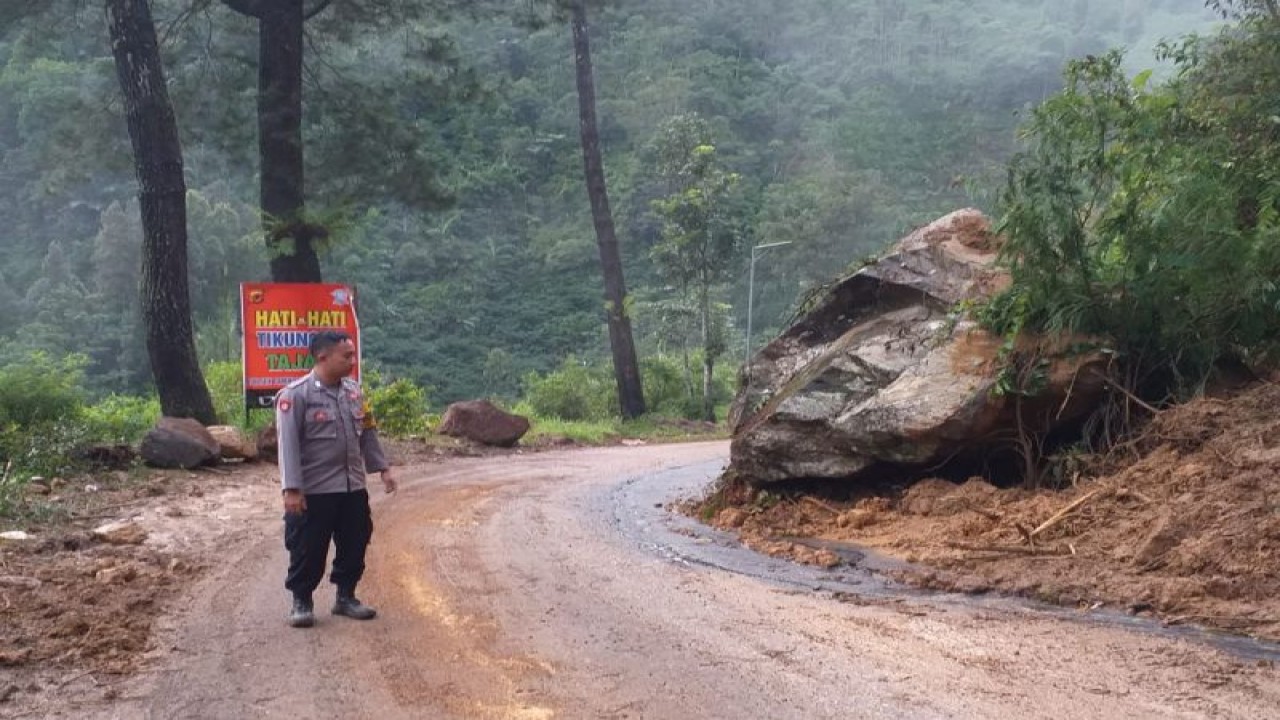 Polisi mengamankan jalur yang sebelumnya terdampak bencana longsor di Pamulihan, Kabupaten Garut, Jawa Barat, Jumat (25/11/2022). (ANTARA/HO-Polsek Pamulihan)