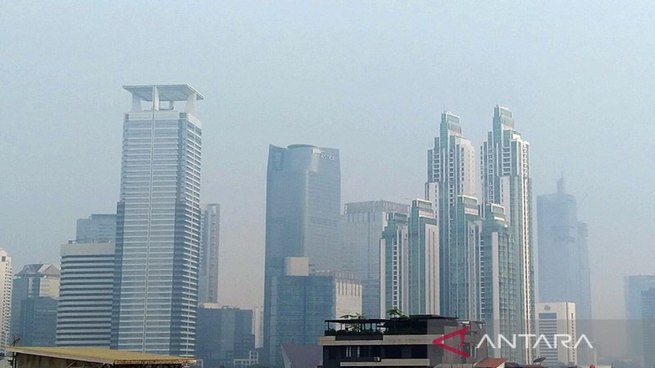 Arsip Foto - Suasana gedung perkantoran yang diselimuti kabut polusi diamati dari kawasan Setiabudi, Jakarta Selatan, Jumat (17/6/2022). ANTARA/Dewa Ketut Sudiarta Wiguna/am.