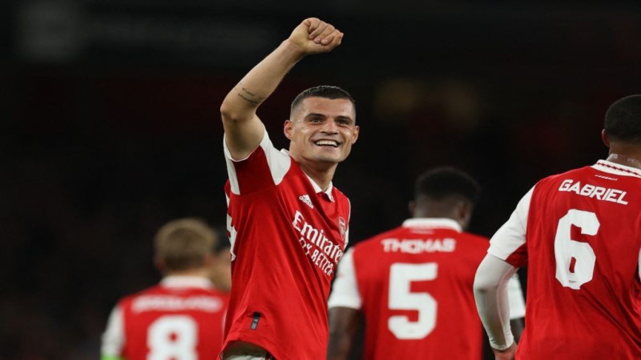 Gelandang Arsenal Granit Xhaka merayakan gol dalam pertandingan fase grup Liga Europa antara Arsenal dan PSV Eindhoven di The Arsenal Stadium di London pada 20 Oktober 2022. (AFP/ADRIAN DENNIS)