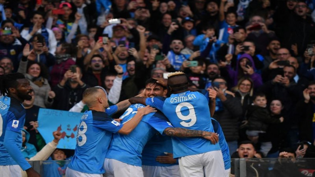 Gelandang Napoli Eljif Elmas (tengah) bersama rekan-rekan satu tim merayakan gol dalam pertandingan Liga Italia antara Napoli dan Udinese di Stadion Diego Maradona di Naples pada 12 November 2022. (AFP/TIZIANA FABI)