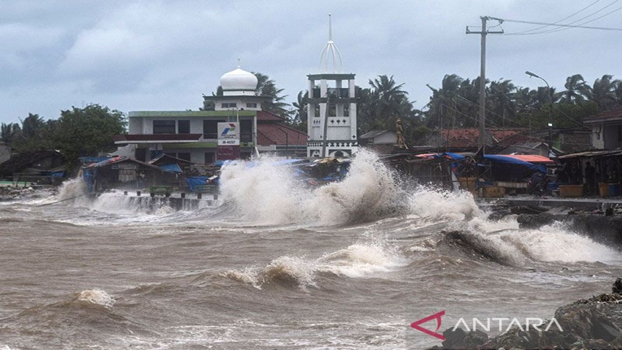 Arsip Foto. Gelombang tinggi dan angin kencang menerjang bagian wilayah Teluk Labuan, Pandeglang, Banten, Minggu (6/2/2022). (ANTARA FOTO/Muhammad Bagus Khoirunas/foc/pri)