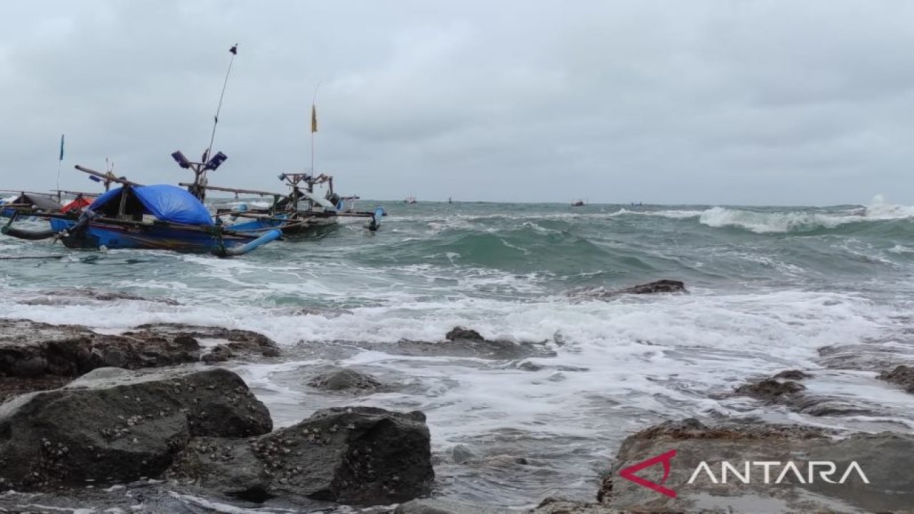 Gelombang tinggi di Pantai Selatan Cianjur, Jawa Barat, masih terjadi hingga akhir bulan November, sehingga wisatawan diimbau tidak bermain di pinggir pantai.(ANTARA/Ahmad Fikri). (Ahmad Fikri)