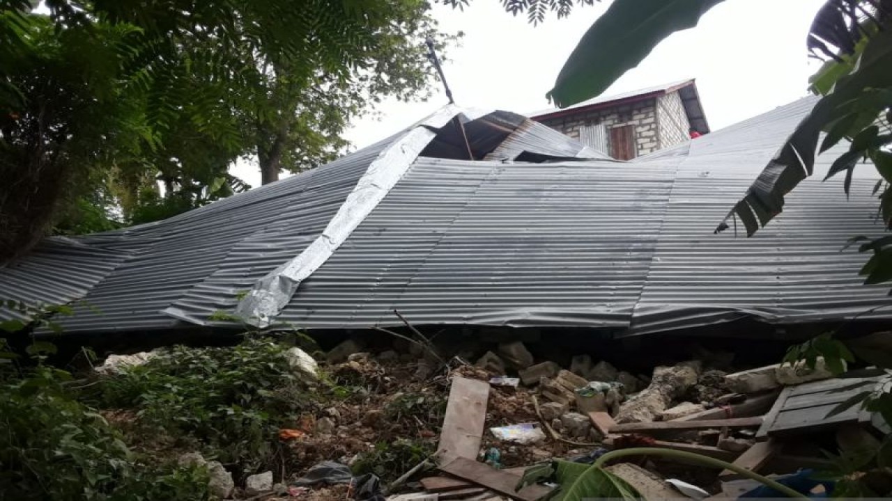 Satu unit rumah di desa Retraen, Kecamatan Amarasi ambruk rata tanah saat gempa dengan kekuatan 5,5 Magnitudo pada Minggu (20/11) lalu. ANTARA/Ho-Brian