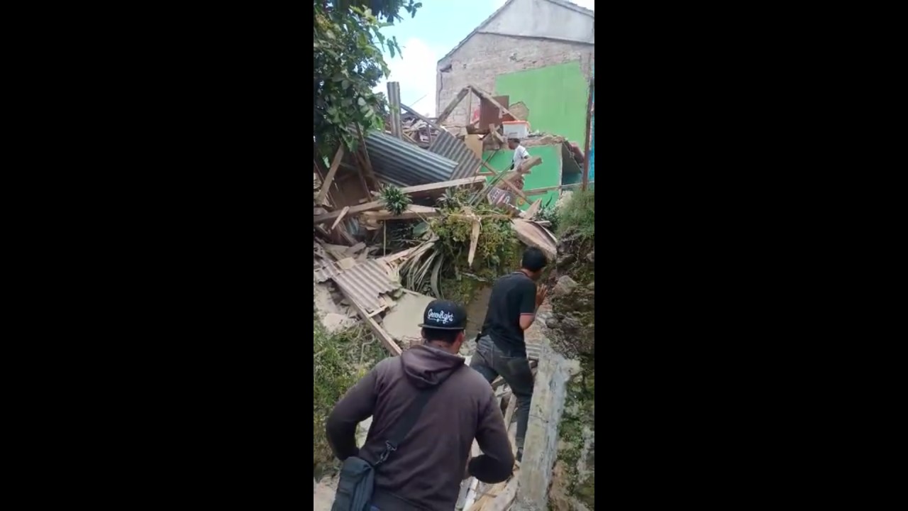 Reruntuhan bangunan akibat gempa Cianjur.