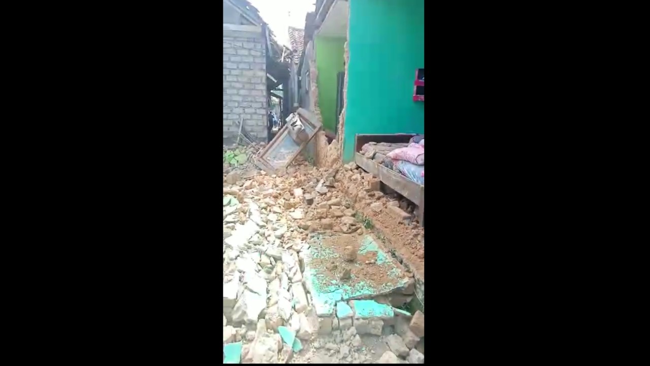 Akibat gempa Cianjur.