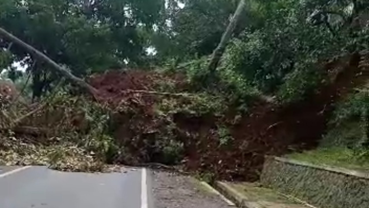 Gempa Cianjur juga mengakibatkan longsor sehingga menutup badan jalan/Istimewa