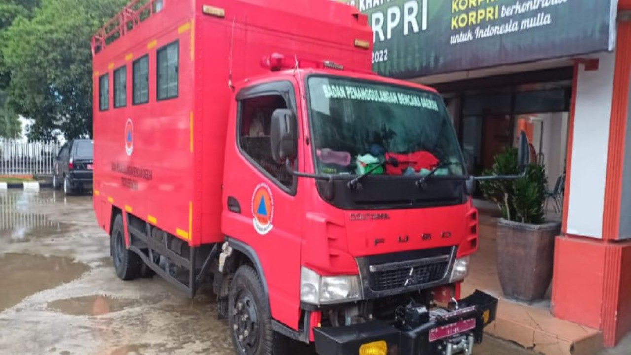 Kendaraan truk serbaguna milik BPBD Provinsi Sumbar yang memuat 1,3 ton paket rendang untuk pemenuhan kebutuhan permakanan warga terdampak gempa bumi Cianjur saat hendak diberangkatkan dari Kantor BPBD Provinsi Sumbar, Jumat (25/11/2022). (BPBD Provinsis Sumatra Barat)