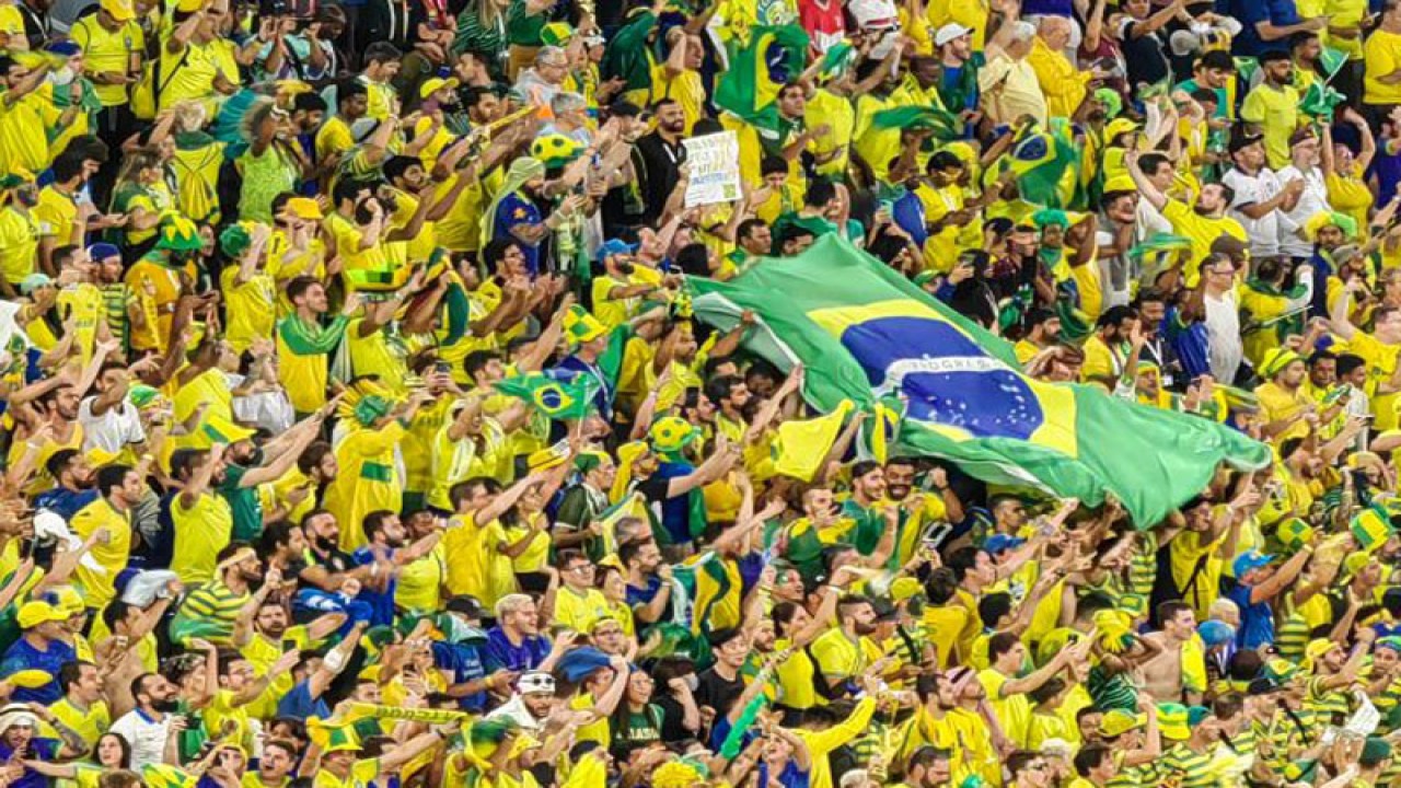 Para suporter tim nasional Brazil melambaikan bendera raksasa negaranya saat merayakan gol Casemiro ke gawang Swiss dalam lanjutan Grup G Piala Dunia 2022 di Stadion 974, Doha, Qatar, Senin (28/11/2022). (ANTARA/Gilang Galiartha)