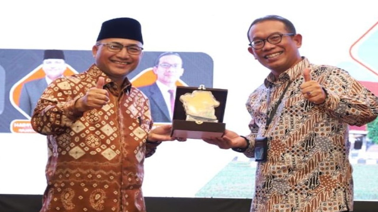 General Manager Wilayah Telekomunikasi Sumatera Selatan PT Telkom Indonesia Setyawan Nugroho (kiri) dan Pj Bupati Muba Apriyadi setelah penandatanganan Nota Kesepahaman di Palembang, Senin (14/11/2022). (ANTARA/HO-Pemkab)