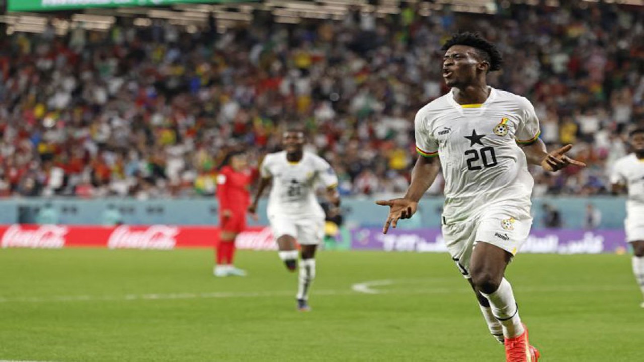 Gelandang Ghana Mohammed Kudus melakukan selebrasi usai mencetak gol ketiga timnya dalam pertandingan Grup H Piala Dunia 2022 lawan Korea Selatan di Education City Stadium, Doha pada 28 November 2022. ANTARA/AFP/KHALED DESOUKI