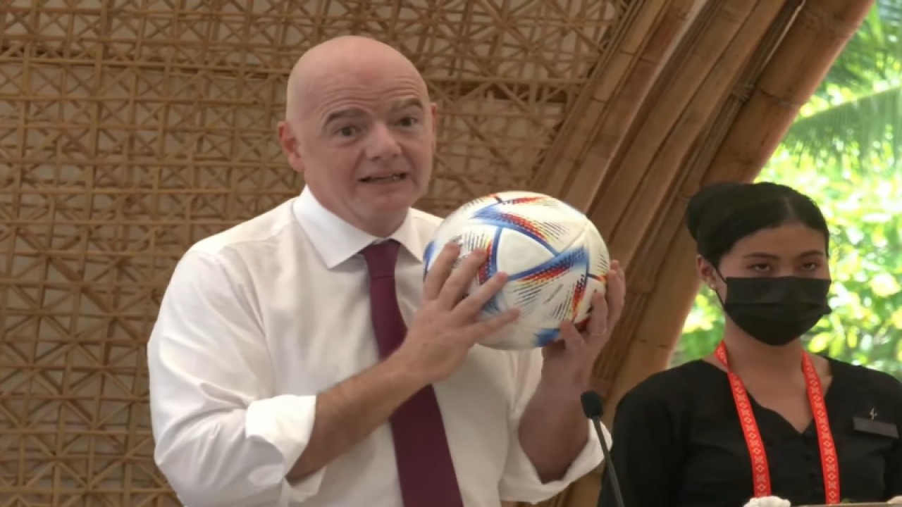 Tangkapan layar - Presiden FIFA Gianni Infantino memegang bola Al Rihla yang merupakan bola resmi Piala Dunia 2022 Qatar saat berbicara di sela-sela jamuan makan siang pemimpin negara dan delegasi Konferensi Tingkat Tinggi (KTT) G20 di Bali, Selasa (15/11/2022). (ANTARA/Gilang Galiartha)