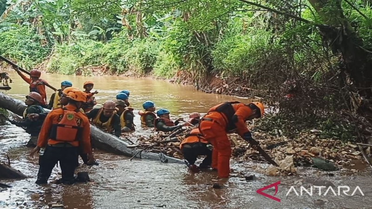 Giat bersih sungai angke oleh tim gabungan di Tangerang Selatan sebagai upaya mitigasi banjir.