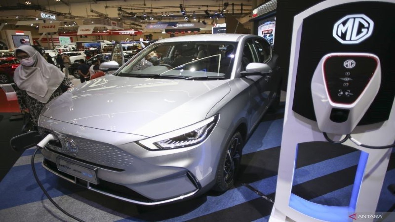 Pengunjung melihat mobil listrik pada pameran otomotif Gaikindo Indonesia International Auto Show (GIIAS) 2022 di Indonesia Convention Exhibition (ICE) BSD, Serpong, Tangerang, Banten, Kamis (18/8/2022). (ANTARA FOTO/Rivan Awal Lingga/rwa)