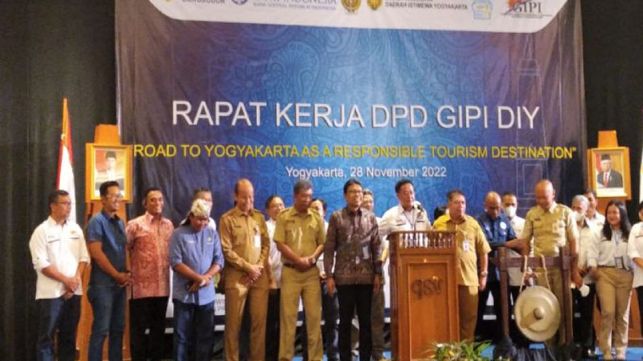 Sejumlah pelaku pariwisata menghadiri Rakerda Gabungan Industri Pariwisata Indonesia (GIPI) Daerah Istimewa Yogyakarta (DIY) tahun 2022 di Sleman, Senin (28/11/22). ANTARA/Victorianus Sat Pranyoto