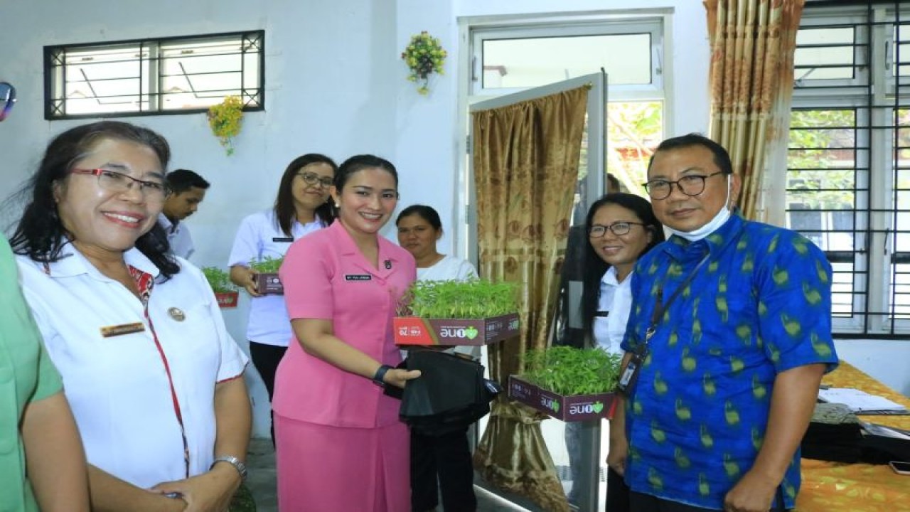 Gerakan Nasional Pengendalian Inflasi Pangan (GNPIP) melalui Urban Farming di Samosir ditandai dengan pembagian 3.750  bibit cabai kepada seluruh organisasi perangkat daerah (OPD) di Kabupaten Samosir (ANTARA/HO)