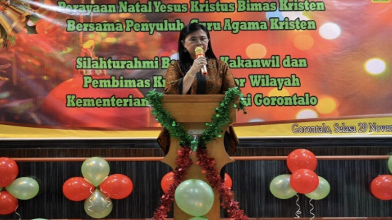 Pembimas Kristen Kanwil Kemenag Provinsi Gorontalo Mery Stientje Kontu pada perayaan Natal bersama dengan para penyuluh dan guru agama Kristen di Gorontalo, Selasa. (ANTARA/HO-kemenag)