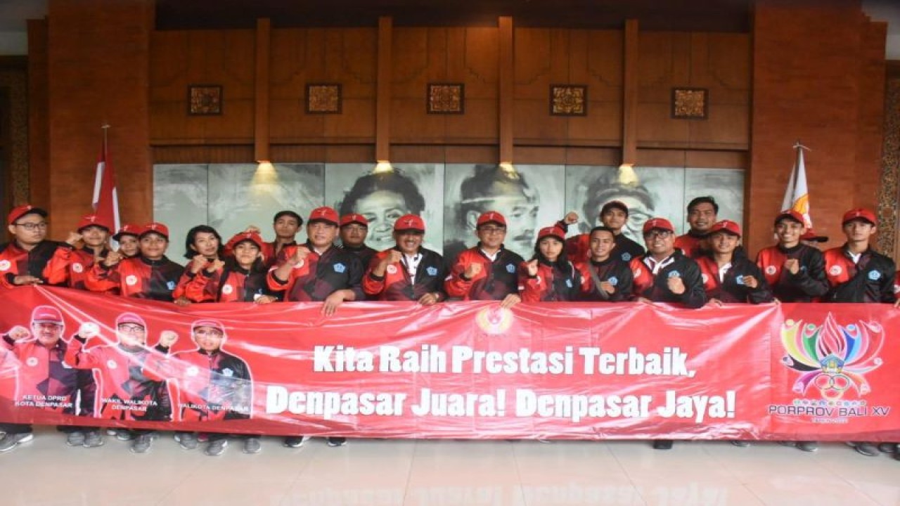 Wali Kota Denpasar IGN Jaya Negara berfoto bersama para atlet yang akan berlaga dalam ajang Pekan Olahraga Provinsi (Porprov) Bali Gotong Royong XV tahun 2022 di Denpasar. ANTARA/HO-Pemkot Denpasar.