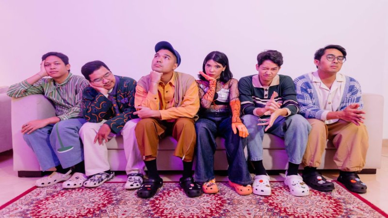 Band Lomba Sihir merilis dua versi lagu anyarnya bertajuk "Pesona" siap pikat pendengar musik dengan nuansa pop 80-an. (ANTARA/HO/Sun Eater)