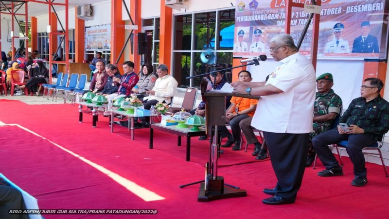 GUBERNUR Provinsi Sulawesi Tenggara (Sultra) H. Ali Mazi, SH., memberi sambutan pada acara Launching Penyaluran Bantuan Langsung Tunai Bahan Bakar Minyak (BLT BBM) Tahap 2, Bansos Sembako Periode Oktober, November, dan Desember serta Program PKH Tahap 4 Tahun 2022, di Provinsi Sulawesi Tenggara dari Kementerian Sosial RI, Kendari, Kamis. (Antara/HO-Diskominfo Sultra)