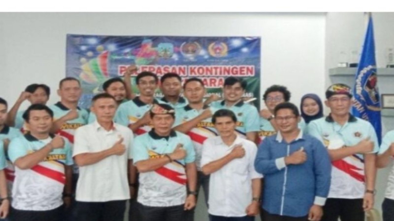 Gubernur Kalimantan Utara Zainal Arifin Paliwang bersama kontingen Persatuan Wartawan Indonesia (PWI) Kaltara siap bertolak ke Malang, Jawa Timur, mengikuti Pekan Olahraga Wartawan Nasional (Porwanas) XIII. ANTARA/PWI Kaltara.