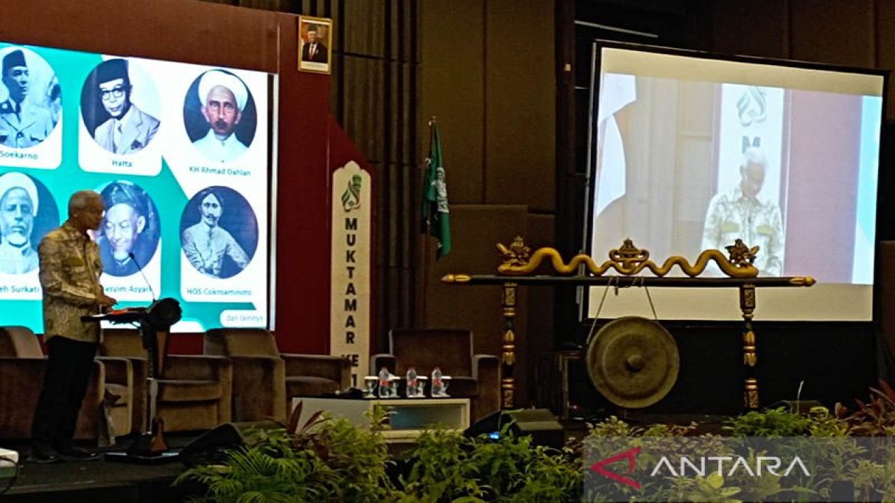 Gubernur Jawa Tengah Ganjar Pranowo menjadi pembicara kunci seminar nasional dalam rangkaian Muktamar ke-41 Al Irsyad Al Islamiyyah di Purwokerto, Kabupaten Banyumas, Provinsi Jawa Tengah, Rabu (23/11/2022). (ANTARA/Sumarwoto)