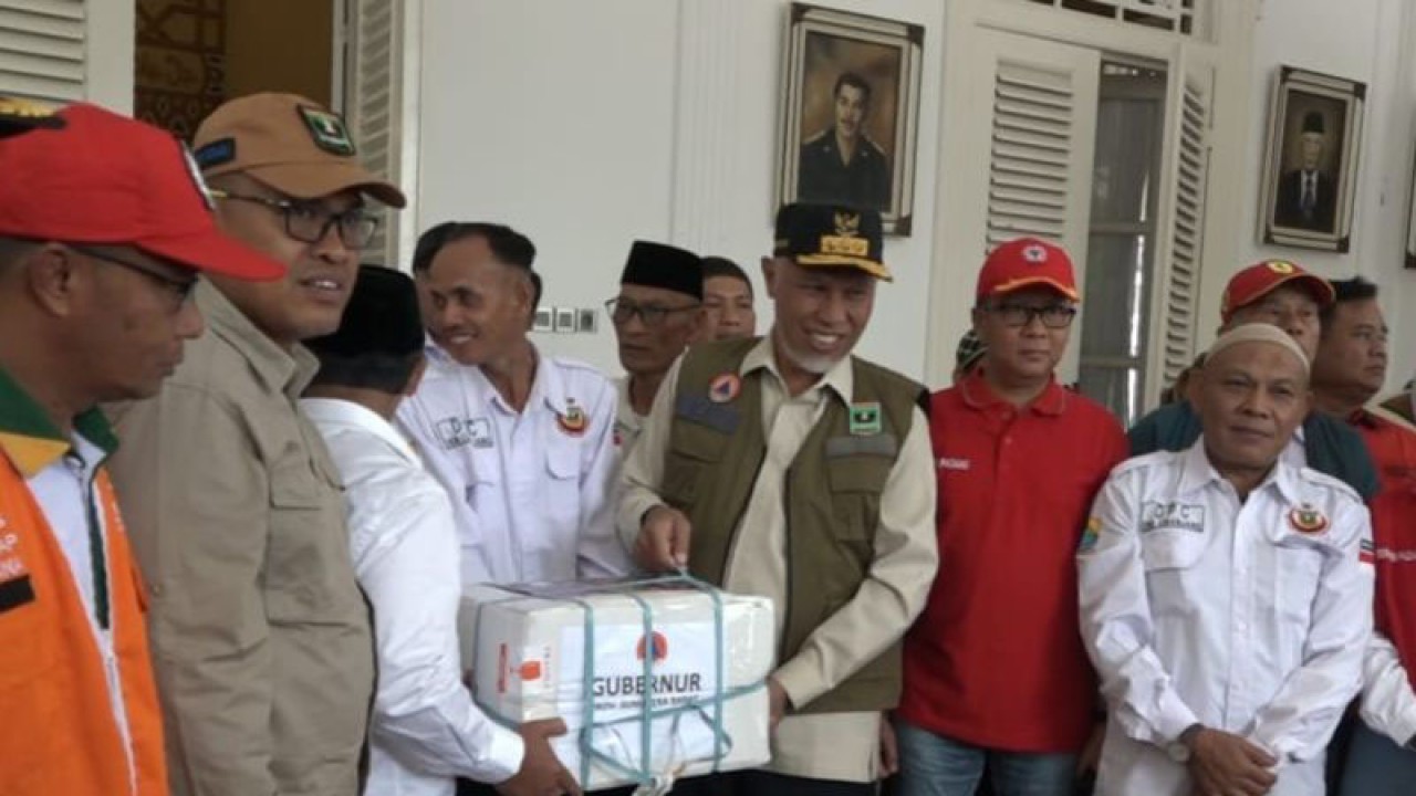 Gubernur Sumatera Barat Mayheldi memberikan bantuan paket rendang untuk masyarakat terdampak gempa di Pendopo Cianjur, Kabupaten Cianjur, Jawa Barat, Jumat (25/11/2022). (ANTARA/Devi Nindy)