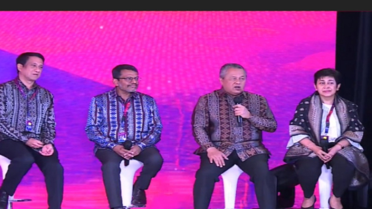 Gubernur Bank Indonesia (BI) Perry Warjiyo (tengah) bersama dengan empat perwakilan Bank Sentral ASEAN-5 dalam penandatanganan MoU sebagai acara kegiatan sampingan G20 Indonesia yang dipantau secara virtual di Jakarta, Senin (14/11/2022). (ANTARA/Agatha Olivia Victoria)