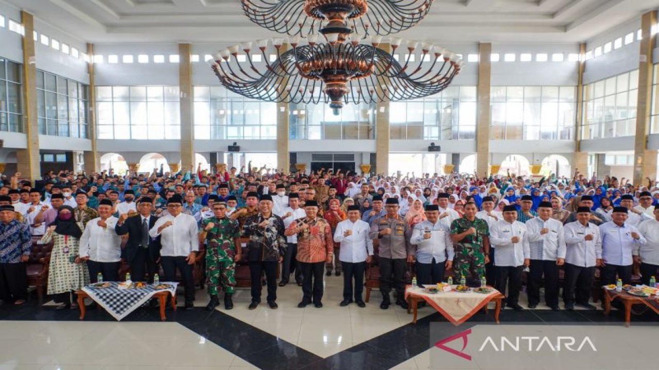 Gubernur dan Forkopimda Bengkulu usai melaksanakan kegiatan Gebyar Islami di Mesjid Raya Baitul Izzah Kota Bengkulu. ANTARA/Anggi Mayasari