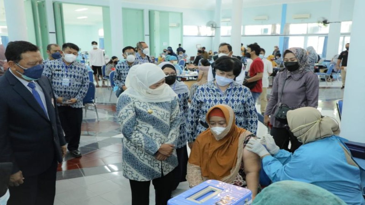 Foto Arsip - Gubernur Jatim Khofifah Indar Parawansa saat meninjau pelaksanaan vaksinasi COVID-19 bagi warga lansia di Surabaya beberapa waktu lalu. (ANTARA/HO-Biro Adpim Jatim)