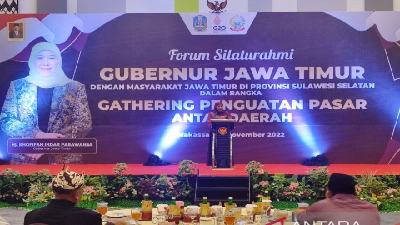 Gubernur Jawa Timur Khofifah Indar Parawansa saat memberikan sambutan dalam Forum Silaturahmi dengan masyarakat Jawa Timur di Sulawesi Selatan dengan agenda Gathering Penguatan Pasar Antardaerah di hotel Max One, Makassar, Sulawesi Selatan, Rabu (16/11/2022). ANTARA/Darwin Fatir.