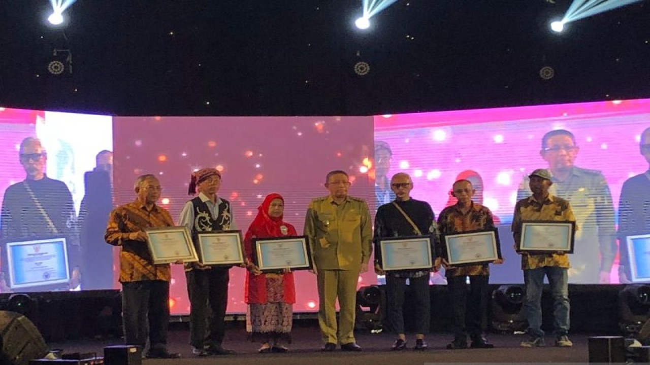 Gubernur Kalbar Sutarmidji berfoto bersama sejumlah pihak yang menerima penghargaan budaya oleh Pemprov Kalbar (Sucia Lucinda)