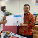 Gubernur Kalteng Sugianto Sabran menerima surat penetapan dirinya sebagai Anggota Kehormatan PWI, Palangka Raya, Kamis (10/11). ANTARA/HO-Dokumentasi pribadi-1668138845