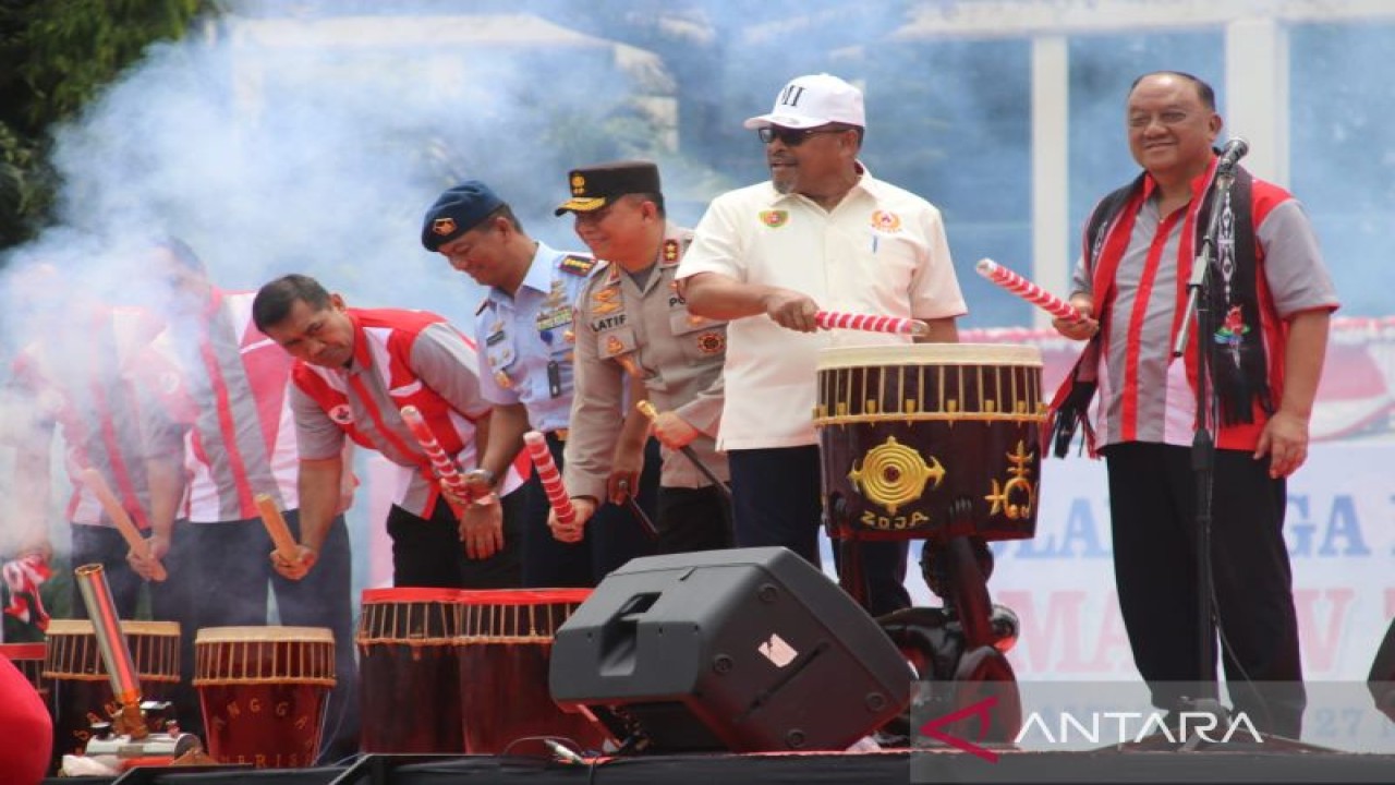 Gubernur Maluku Murad Ismail dan Ketua Umum KONI Pusat Marciano Norman menabuh tifa menandai pembukaan Pekan Olahraga Provinsi Maluku (POPMAL) IV tahun 2022 di Lapangan Merdeka Ambon, Kamis (17/11). (ANTARA/Jimmy Ayal)