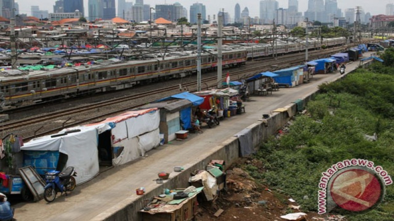 Arsip Foto - Sejumlah gubuk liar tampak berdiri di sepanjang jalan inspeksi Kanal Banjir Barat (KBB), Jakarta, Senin (6/11/2017). Pemprov DKI Jakarta akan melakukan penertiban permukiman kumuh tersebut, selain mengganggu kendaraan yang melintas, juga kegiatan pengerukan sungai. (ANTARA/Khairun Nisa)