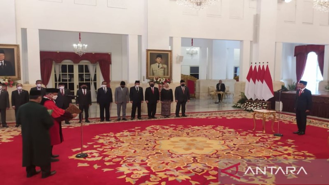 Presiden Joko Widodo menyaksikan pengucapan sumpah atau janji Guntur Hamzah sebagai hakim konstitusi di Istana Negara, Jakarta, Rabu (23/11/2022). (ANTARA/Indra Arief Pribadi)