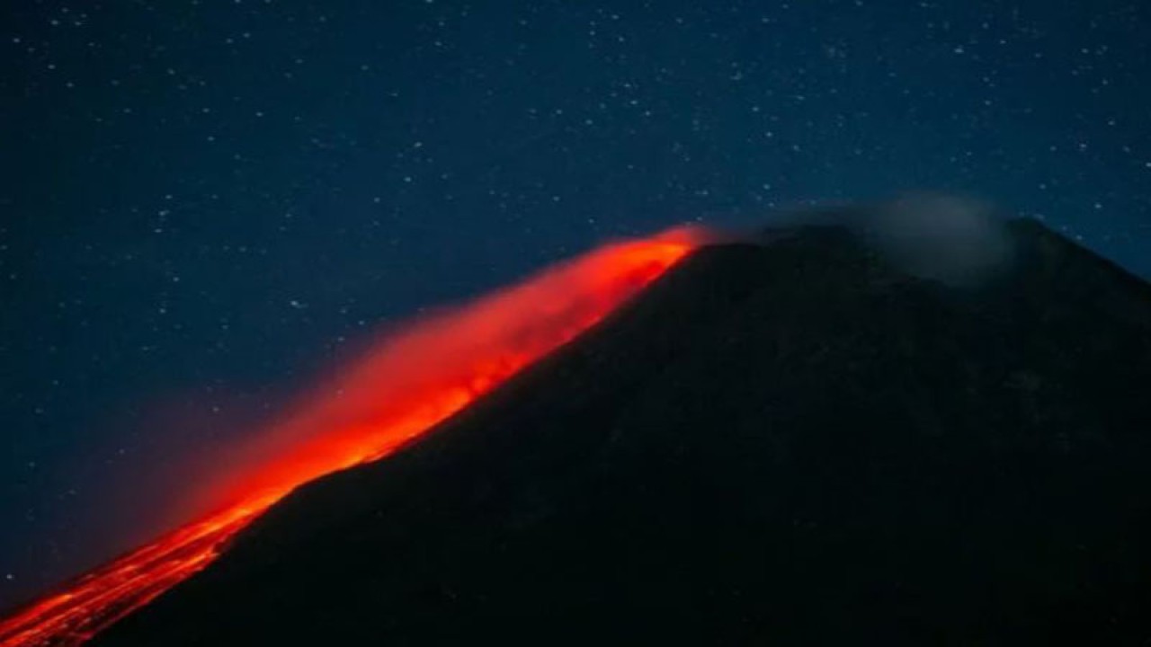 Arsip foto - Luncuran lava pijar Gunung Merapi terlihat dari Cangkringan, Sleman, DI Yogyakarta, Minggu (15/8/2021). (ANTARA FOTO/Hendra Nurdiyansyah/foc)