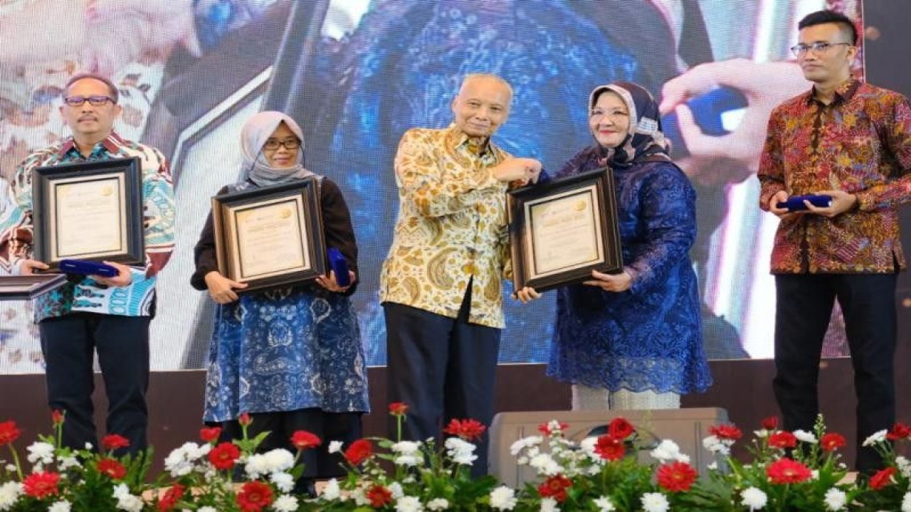 Guru Besar Fakultas Teknik Universitas Indonesia (FTUI) Prof. Dr. Ir. Riri Fitri Sari, M.M., M.Sc.,ketika menerima penghargaan Habibie Prize 2022 (ANTARA/Foto: Humas UI)