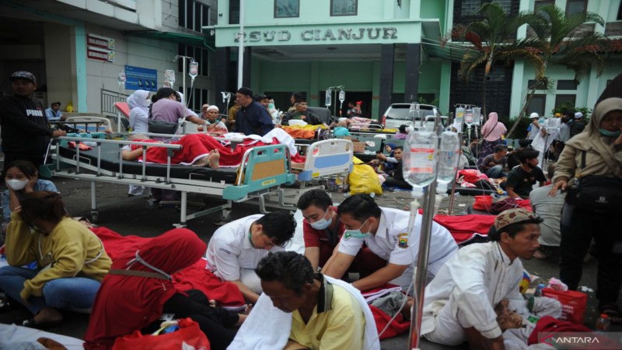 Sejumlah tenaga medis merawat korban yang terluka saat gempa bumi berkekuatan magnitudo 5,6 di RSUD Sayang, Kabupaten Cianjur, Jawa Barat, Senin (21/11/2022). Berdasarkan data BNPB jumlah korban meninggal bertambah menjadi 46 orang dan korban luka-luka mencapai 700 orang. ANTARA FOTO/Raisan Al Farisi/wpa/tom.