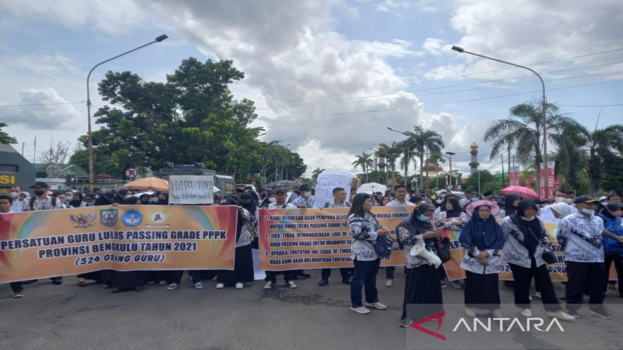 Ratusan guru honorer yang lulus passing grade PPPK mengadakan aksi di depan kantor Gubernur Bengkulu dan meminta agar segera mengeluarkan SK PPPK guru. ANTARA/Anggi Mayasari