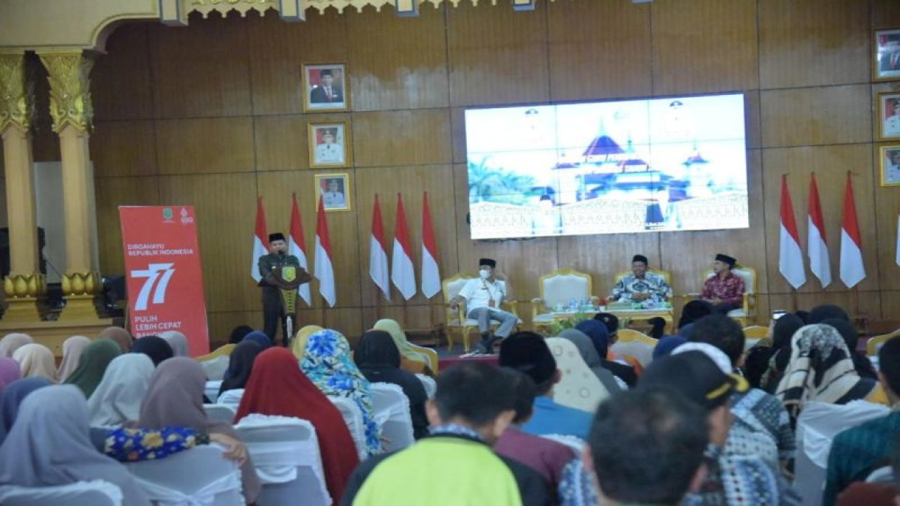 Bupati Sambas, Kalbar, Satono bersilahurahmi dengan guru PAI se-Kabupaten Sambas, Ahad (20/11/2022), (FOTO ANTARA/Imbran)