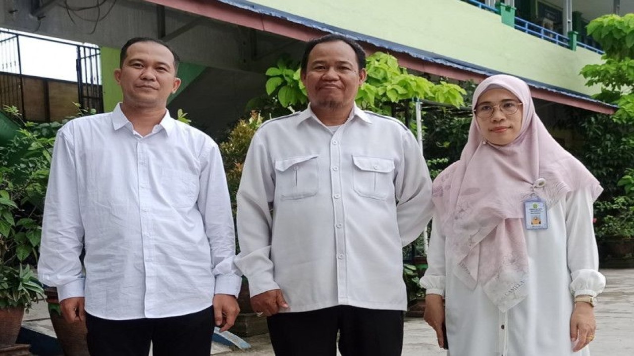 Guru Propulsi SMPN 1 Banjarmasin. Ki-ka: Haji Ahmad, Akhmad Basuki, Norliani. (ANTARA/HO-Humas Kemendikbudristek)