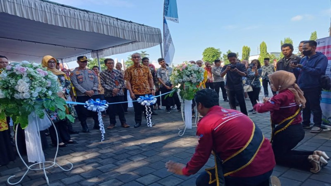 Wali Kota Mataram H Mohan Roliskana (belakang pita kanan batik kuning) menyaksikan aksi Forum GenRe Kota Mataram dalam Kegiatan Gebyar Kesenian dan Produk Kampung Keluarga Berkualitas se-Kota Mataram di Lapangan Sangkareang, Provinsi Nusa Tenggara Barat, Kamis (17/11-2022). (Foto: ANTARA/Nirkomala)